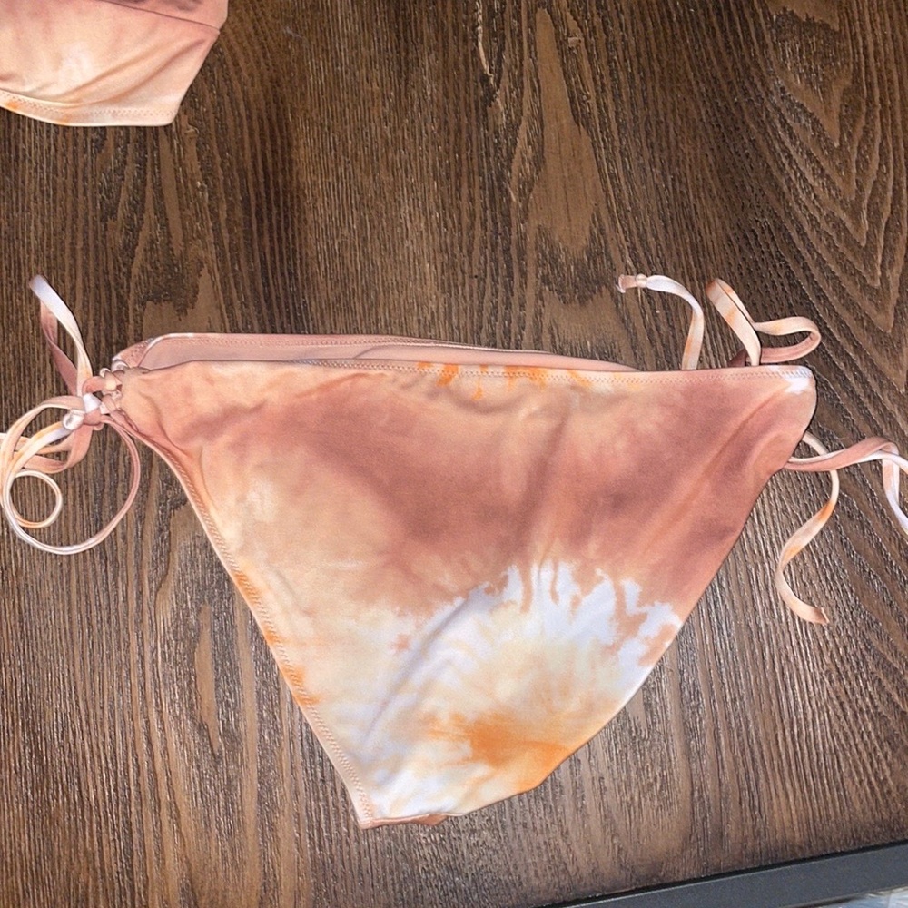 Bikini - Picture 3 of 4